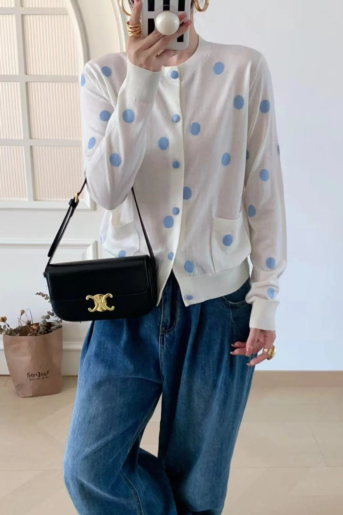 weite blaue Hose mit weißer Bluse mit blauen Punkten - lässige Frühlingsmode 