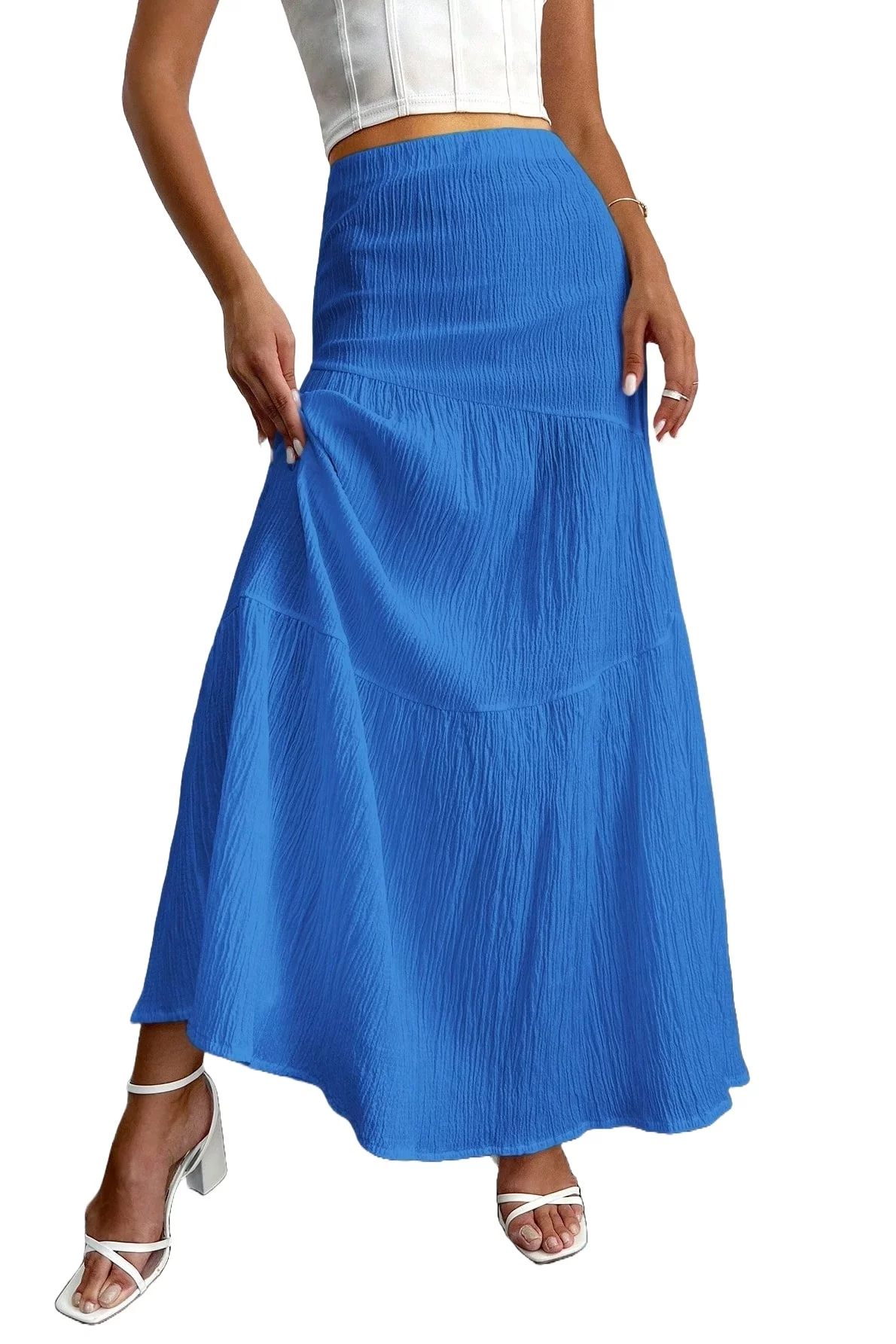 langer marineblauer Rock mit kurzer weißer Bluse kombiniert