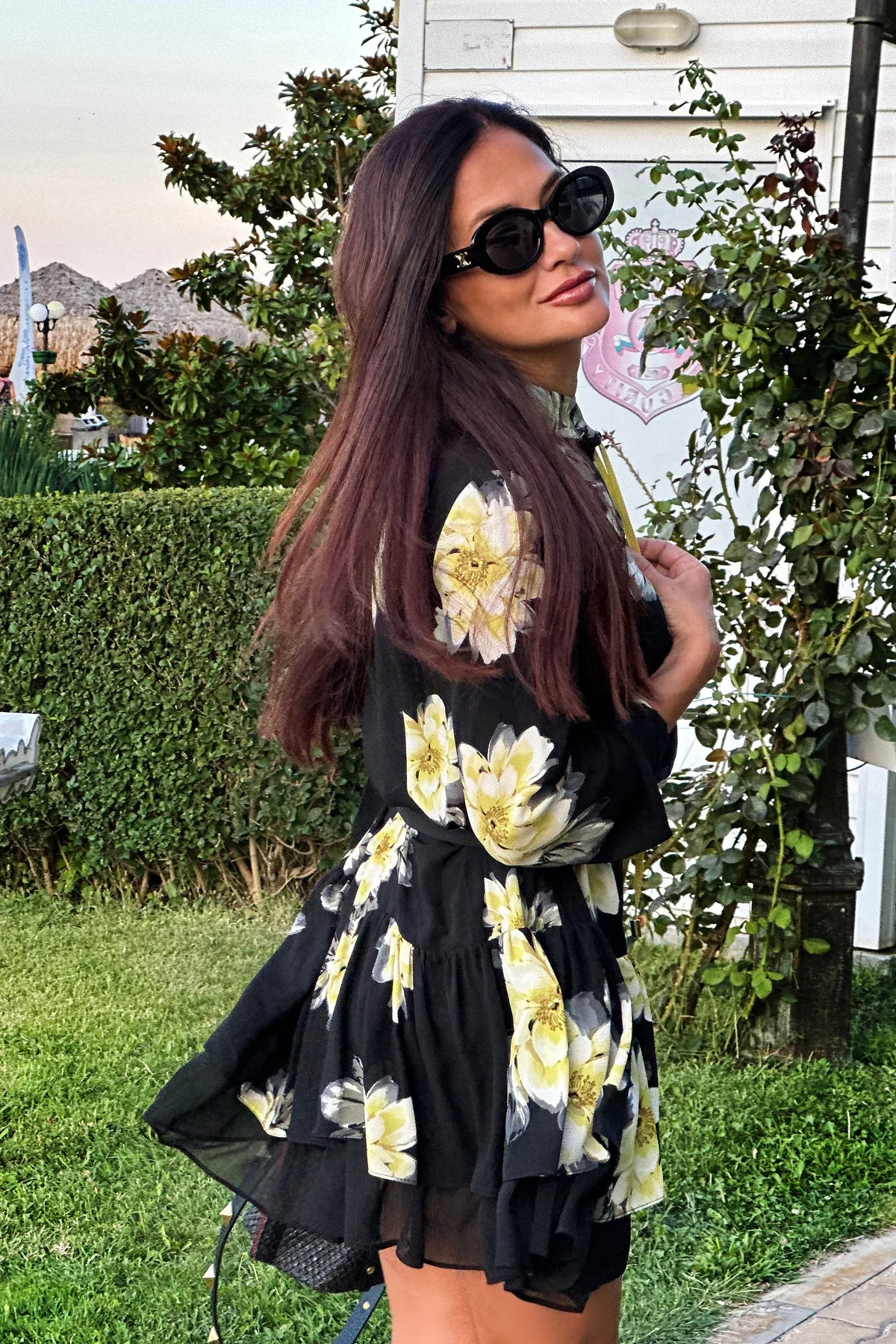 kurzes schwarzes Kleid mit floralem Muster - lässige Frühlingsmode 