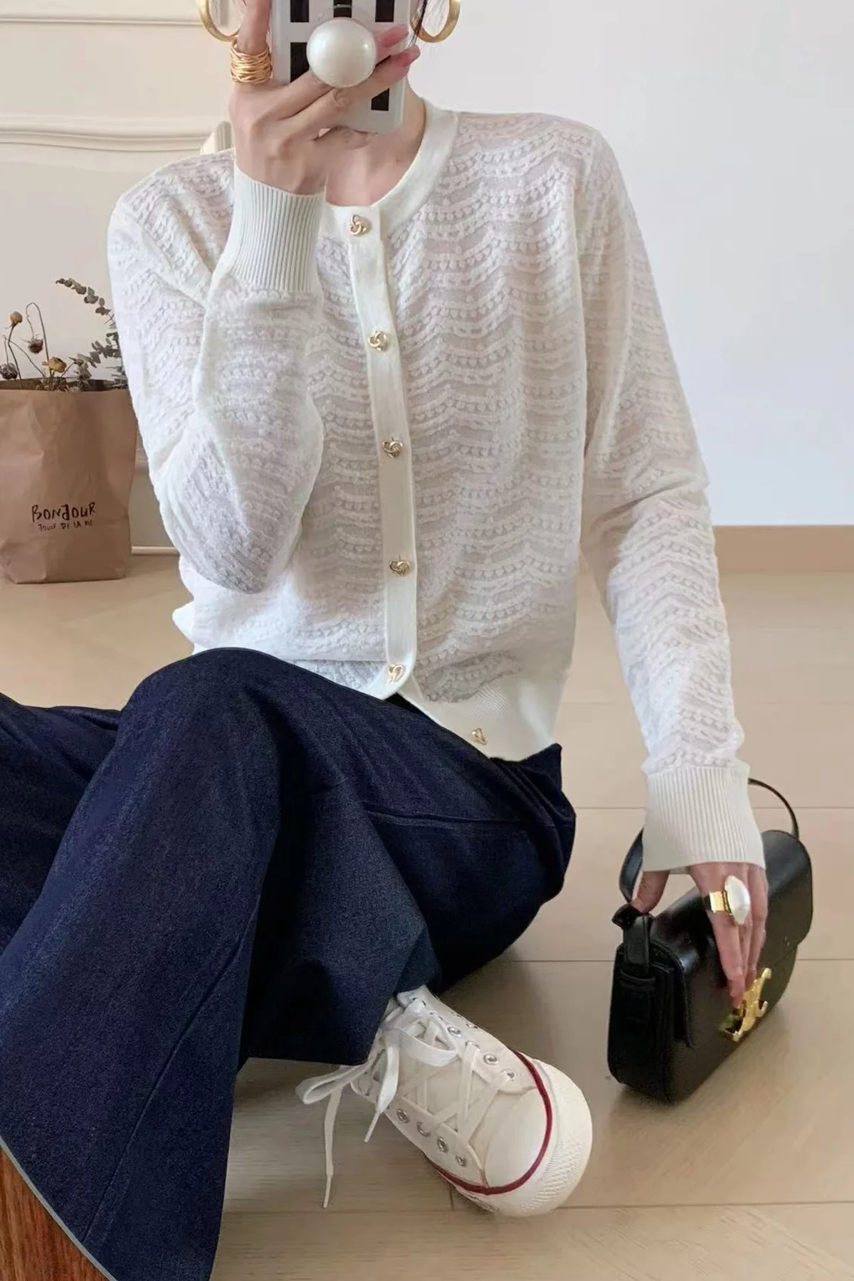 lässige Frühlingsmode - dunkelblaue weite Hose, weiiße Bluse und weiße Sportschuhe