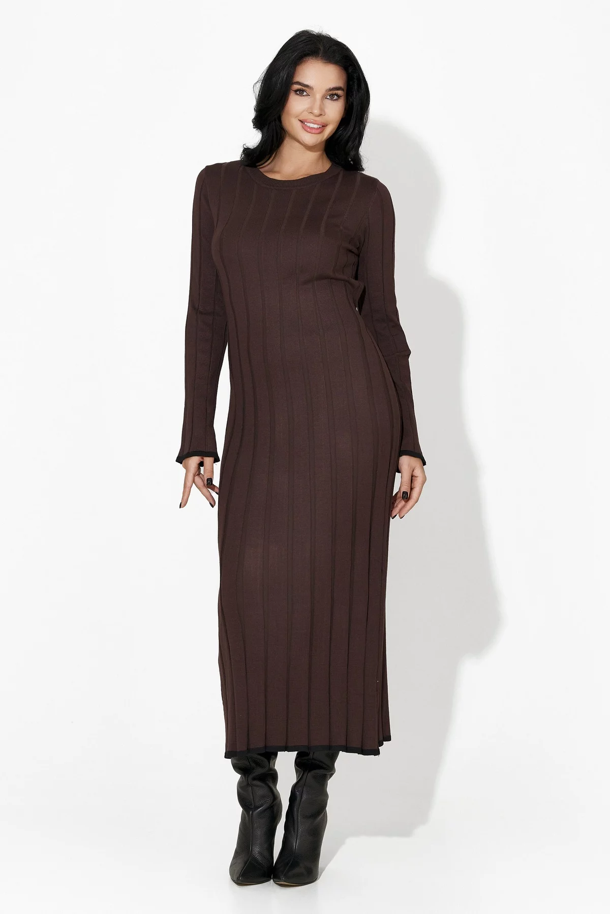 dunkelbraunes langes Kleid mit schwarzen Stiefeln - lässige Frühlingsmode 