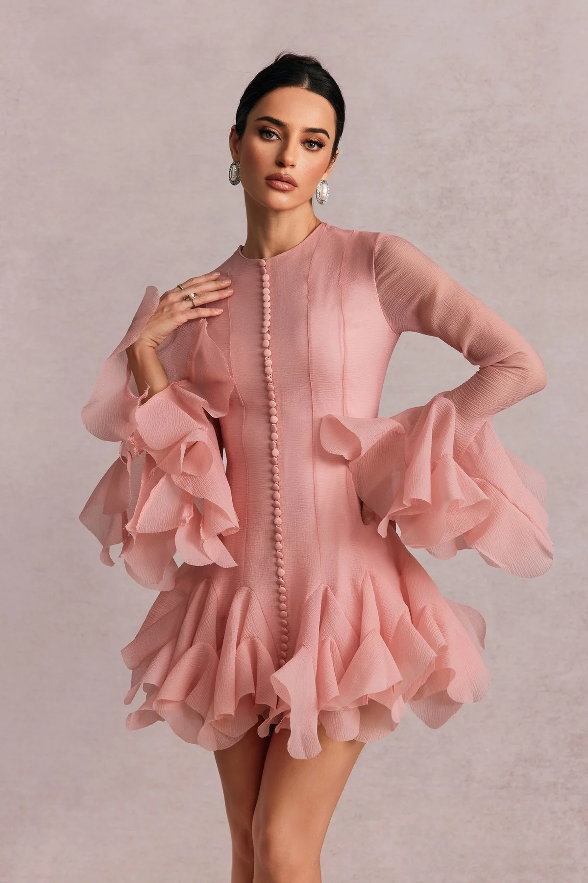 kurzes sehr elegantes rosa Kleid mit Rüschen 