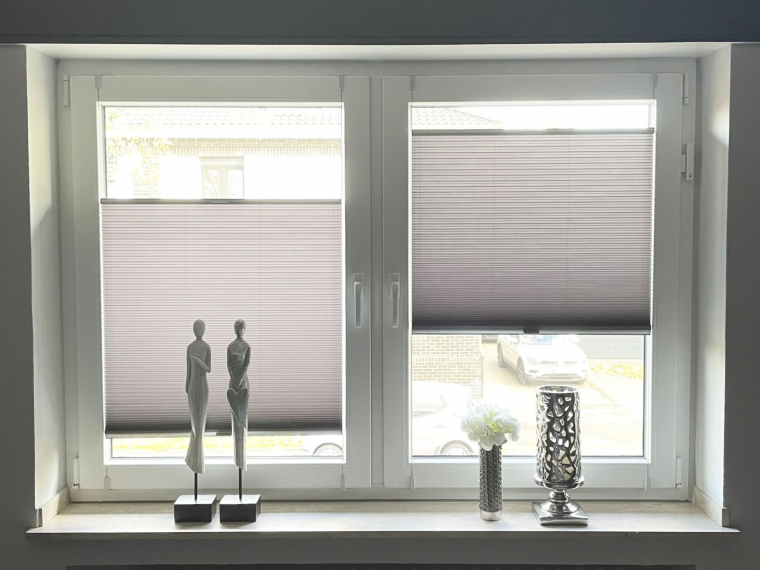 Plissee nach Maß und schöne Deko am Fenster