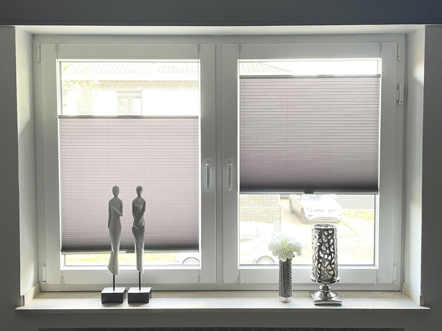 Plissee nach Maß und schöne Deko am Fenster