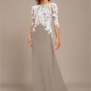 bodenlanges Abendkleid in Beige mit weißer Spitze