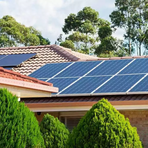 Photovoltailanlage am Dach eines Hauses montiert