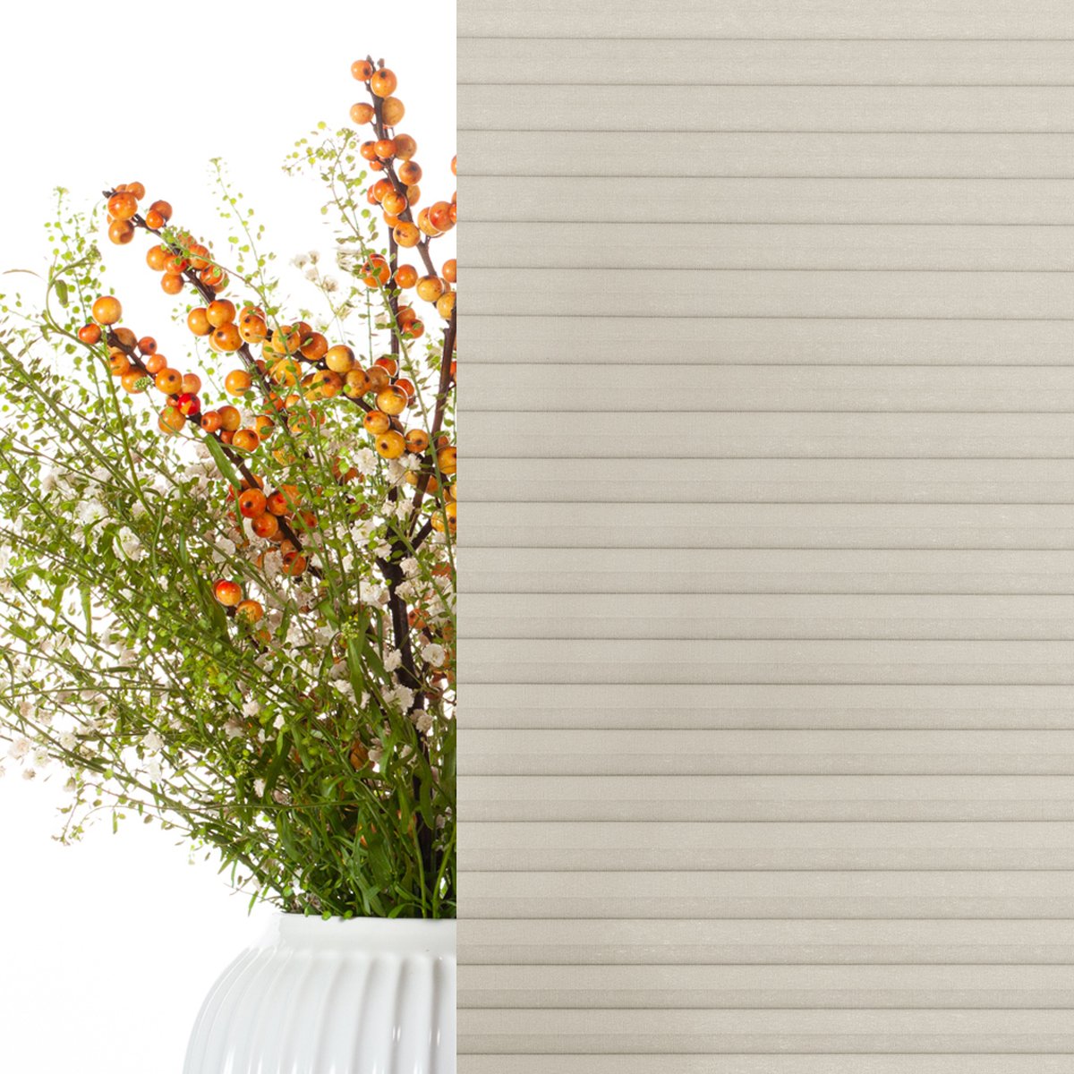 Plissee nach Maß am rechten Fenster angebracht 