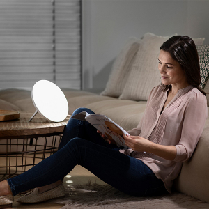 Tageslichtlampen zu Hause nutzen - junge Frau beim Lesen
