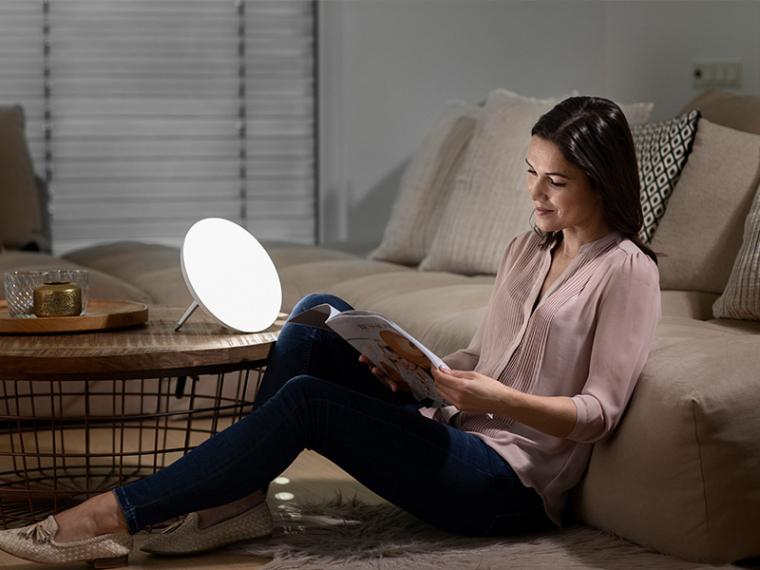 Tageslichtlampen zu Hause nutzen - junge Frau beim Lesen