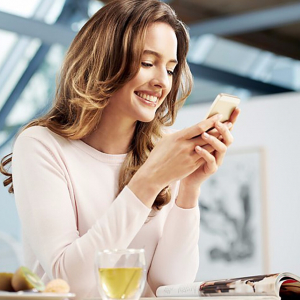 Junge Frau hat eine Tageslichtlampe im Homeoffice
