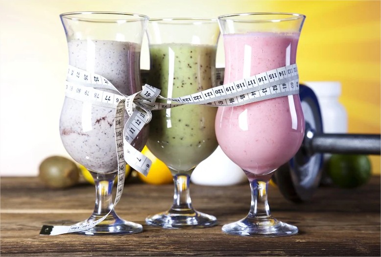 Shakes mit Molkenproteinpulver und unterschiedlichen Geschmacksnoten