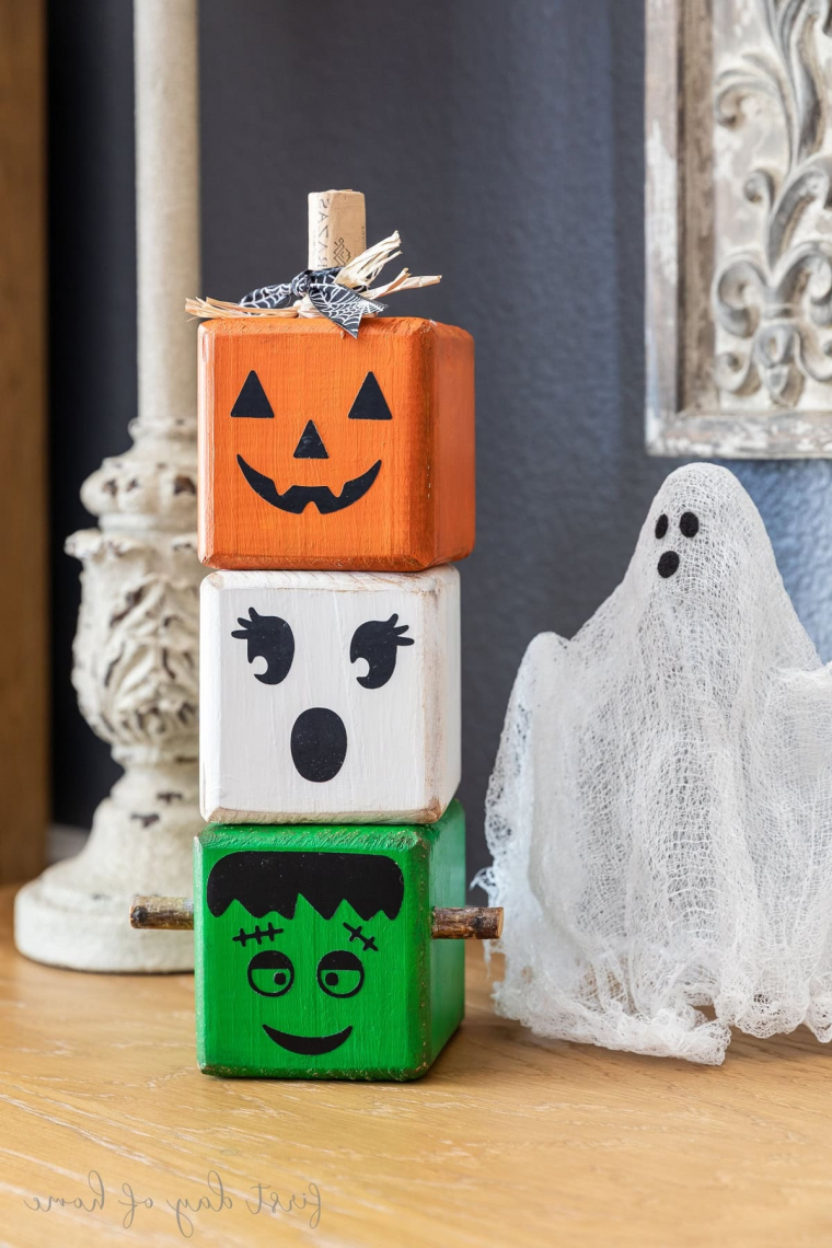 interessante Halloween Deko drinnen mit bunten Kuben