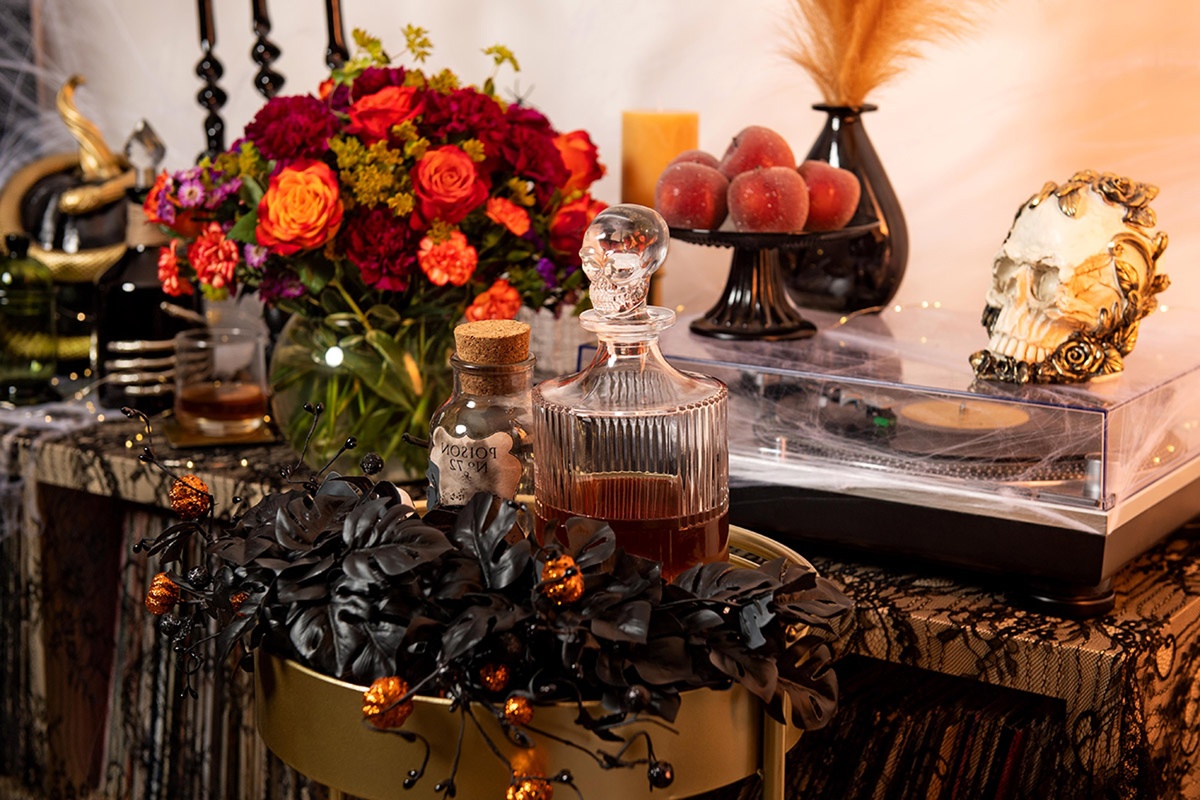 schwarz und rot dominieren in der Halloween Tischdeko