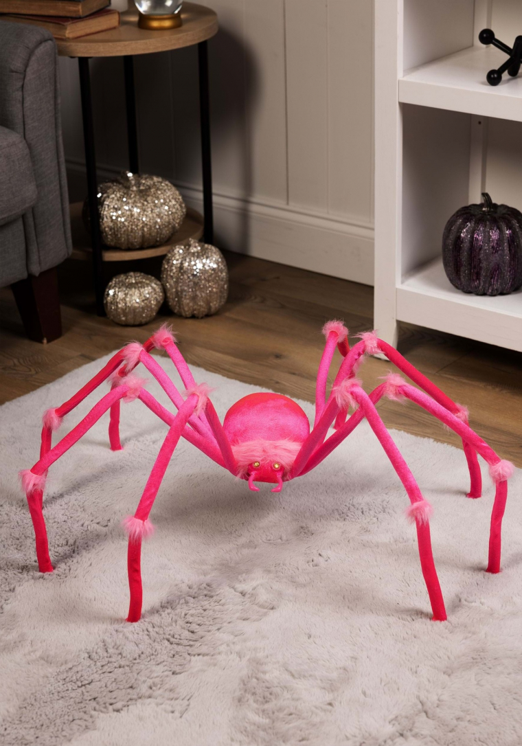 eine große rosa Spinne im Wohnzimmer