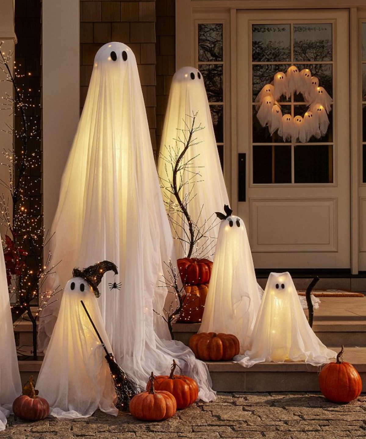 Beleuchtete Gespenster vor der haustür als Halloween Deko