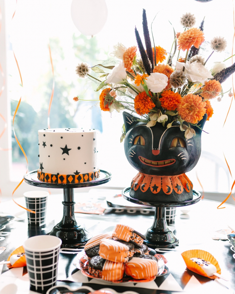 schöne Halloween Tischdeko mit Torte