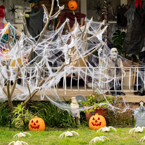 Halloween Deko vor dem Haus mit Kürbissen Gespenstern und Spinnennetz