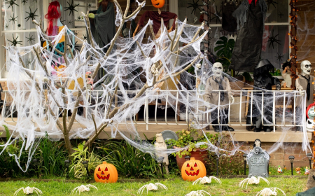 Halloween Deko vor dem Haus mit Kürbissen Gespenstern und Spinnennetz