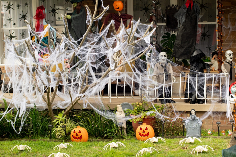 Halloween Deko vor dem Haus mit Kürbissen Gespenstern und Spinnennetz
