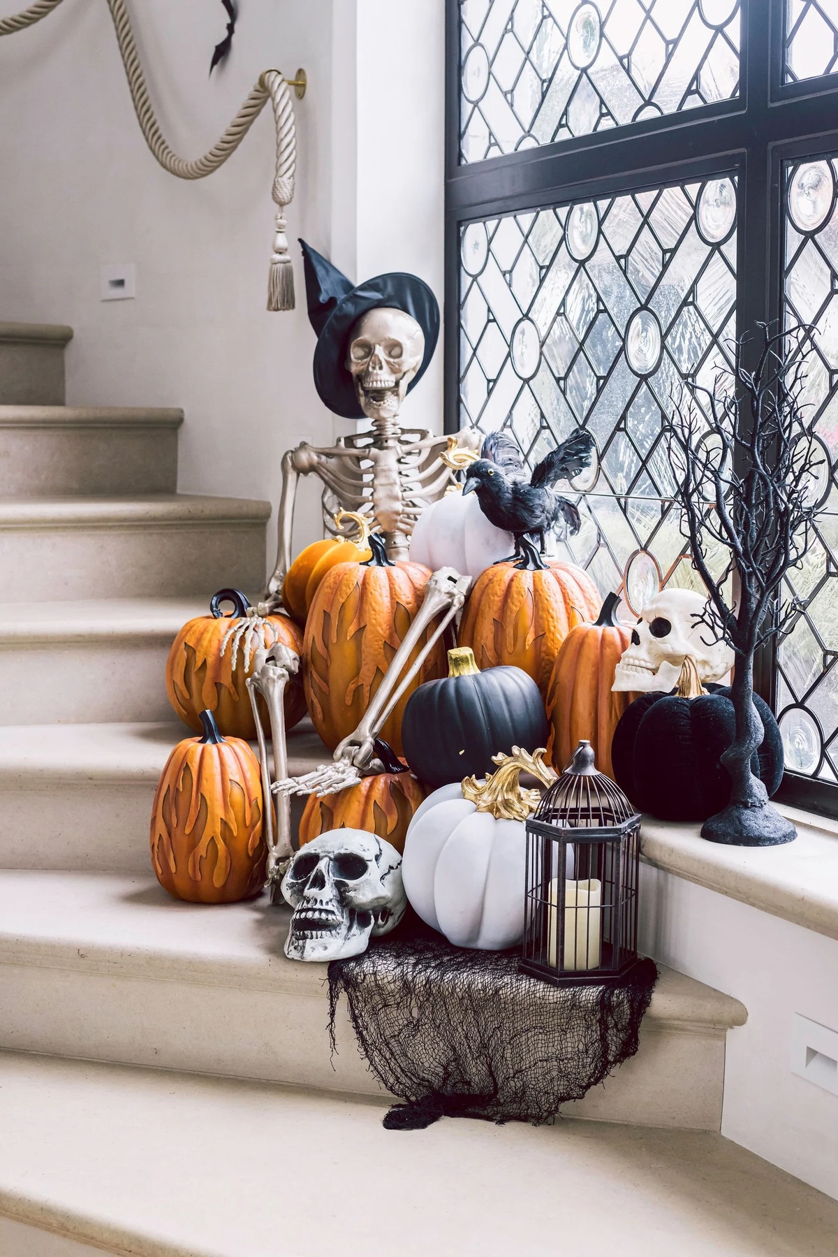Mit Kürbissen, einem Totenschädel und Gespenster das Treppenhaus dekorieren