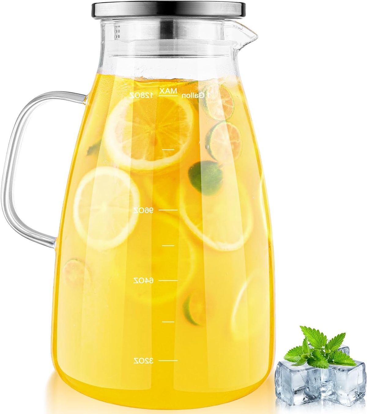 Eine große Kanne mit Tee und Zitronenscheiben darin