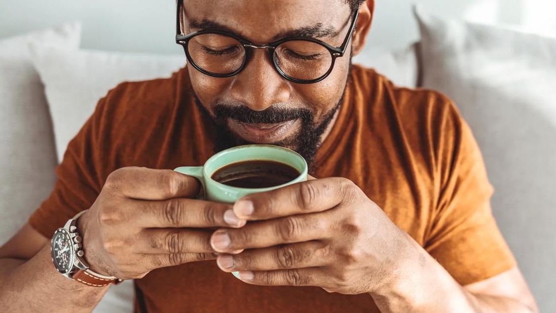 Mann trinkt eine Tasse schwarzen Kaffee