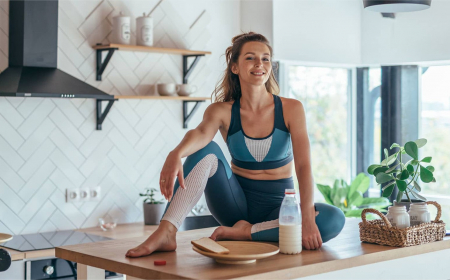 junge Frau regeneriert nach Training