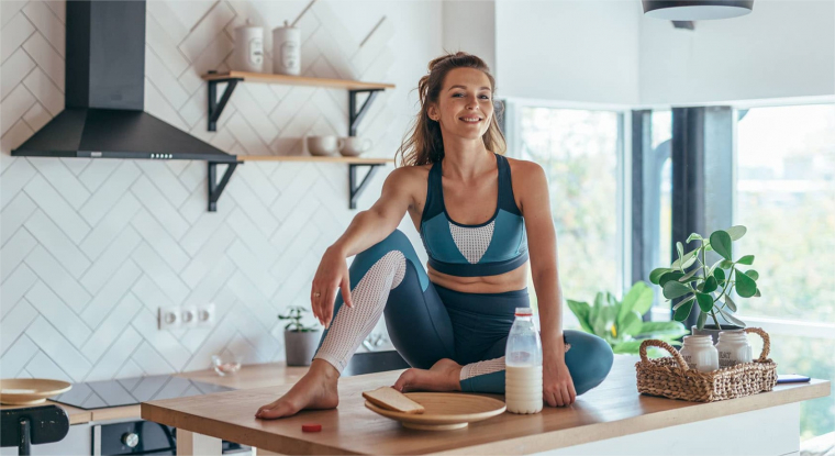 junge Frau regeneriert nach Training