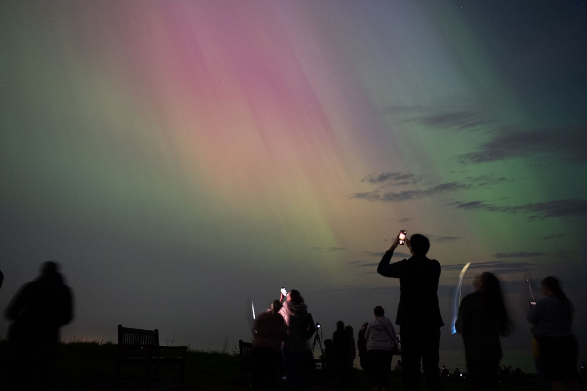 die Nordlichter betrachten viele Menschen