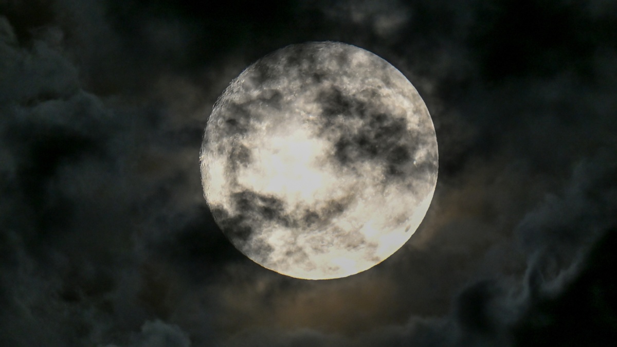 der Mond in Grau - unser natürlicher Begleiter