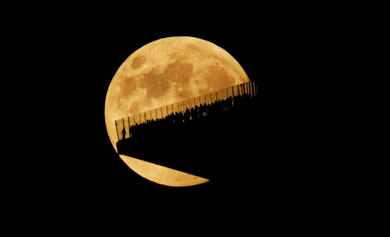 viele Beobachter bewundern den Supermond von einer Terrasse