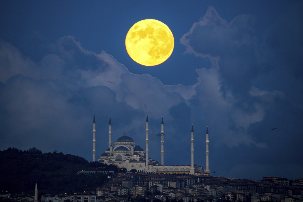 Supermond im Oktober über Istanbul