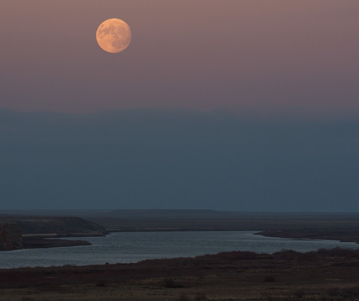Supermond im Oktober über einer Meerlandschaft