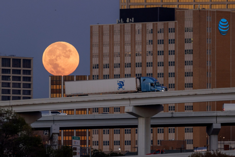 Supermond im Oktober über einer Großstadt
