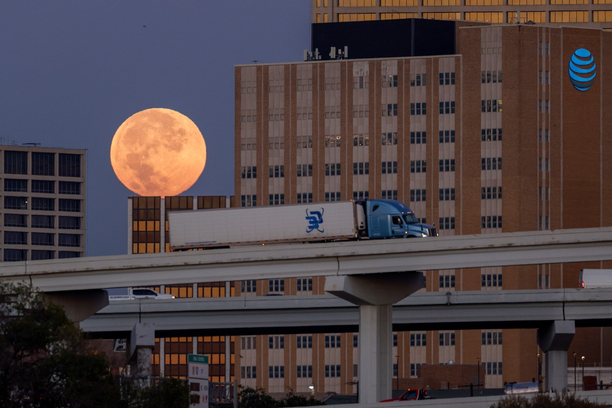 Supermond im Oktober über einer Großstadt