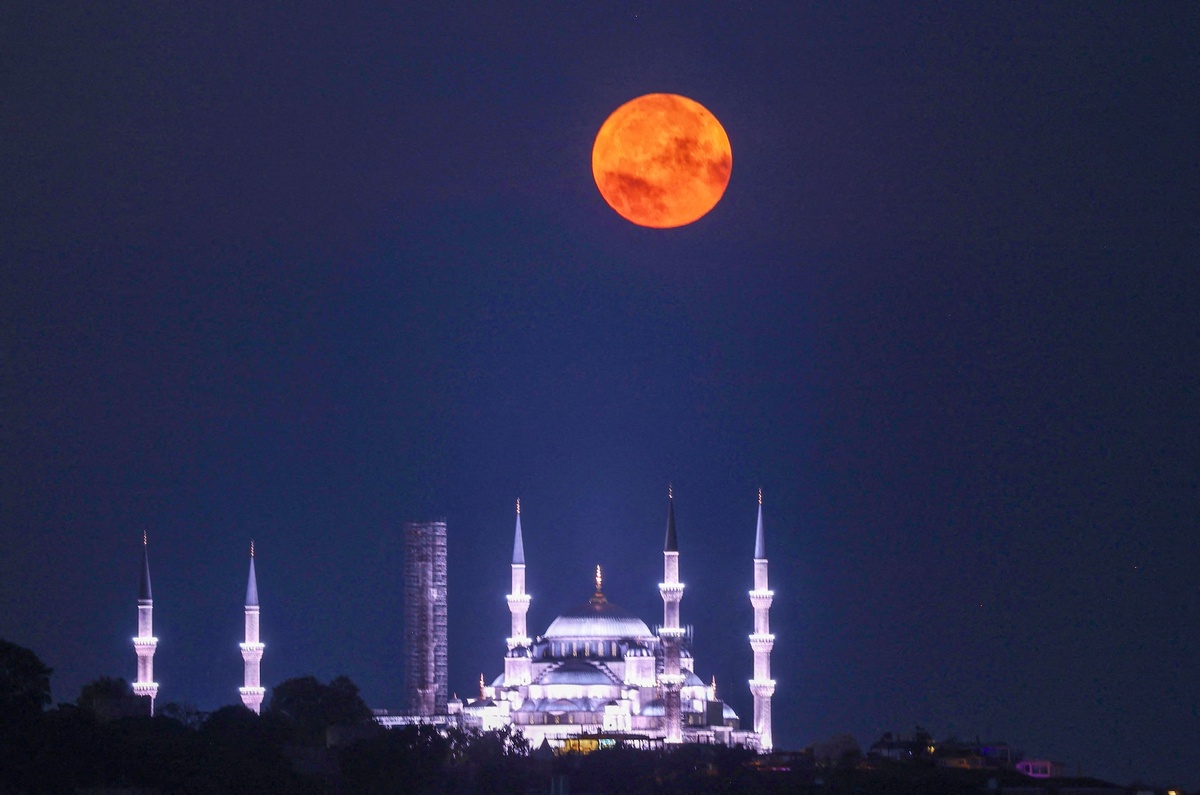 Supermond über der türkischen Metropole Istanbul