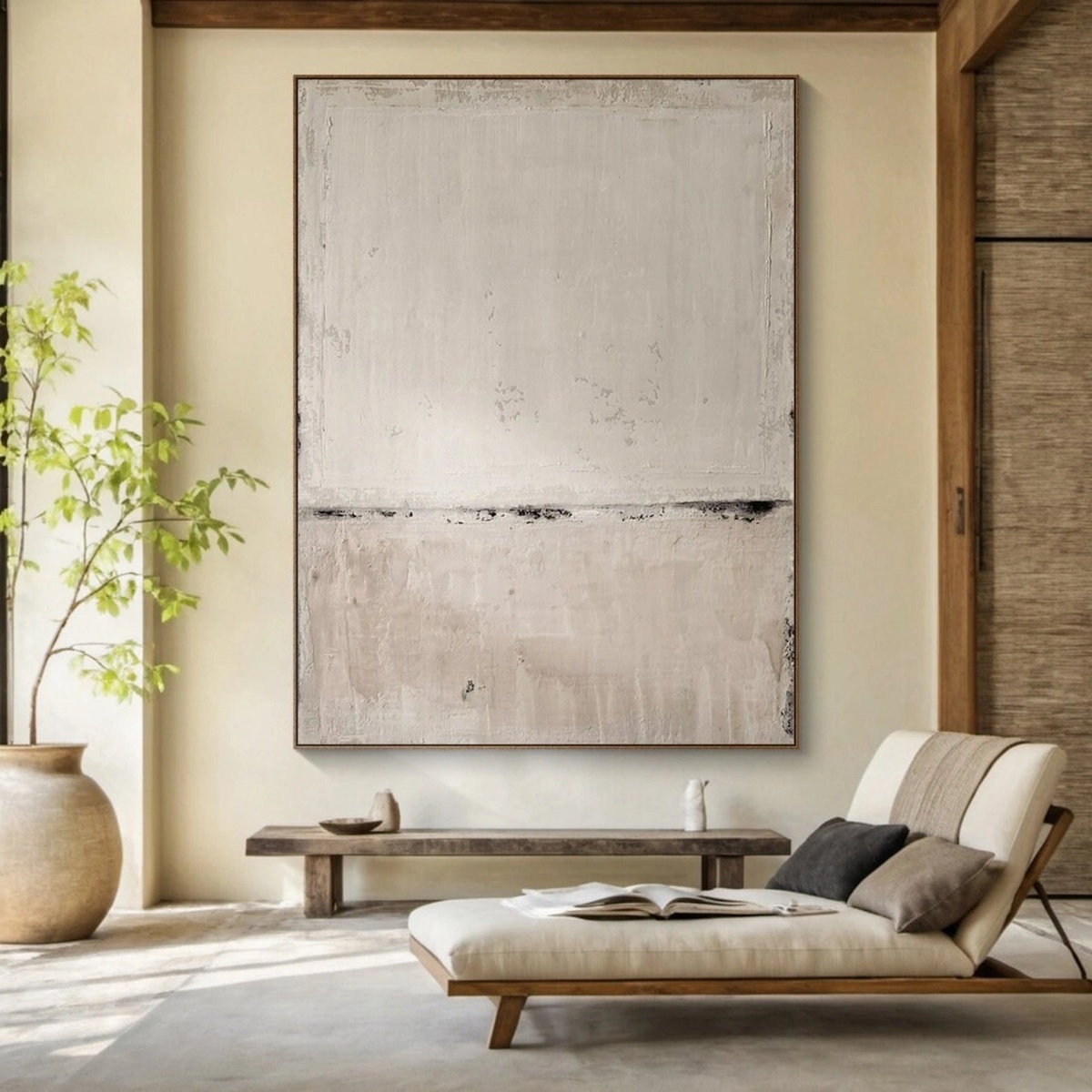 schönes Interieur in Wabi Sabi Stil mit Tagesbett