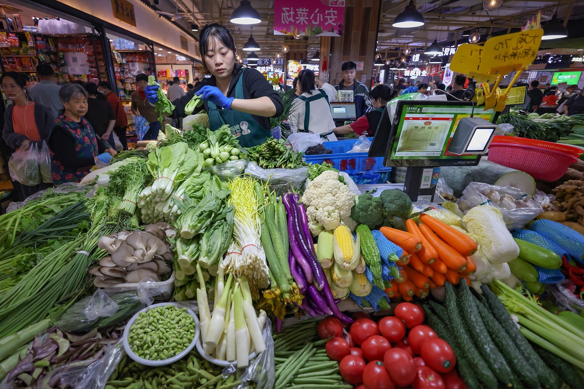 frisches Obst und Gemüse auf dem Markt kaufen
