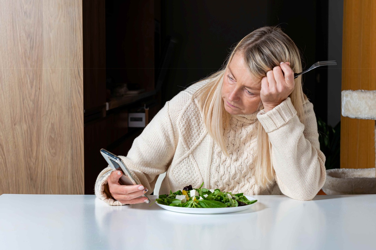 junge Frau istt frischen Salat