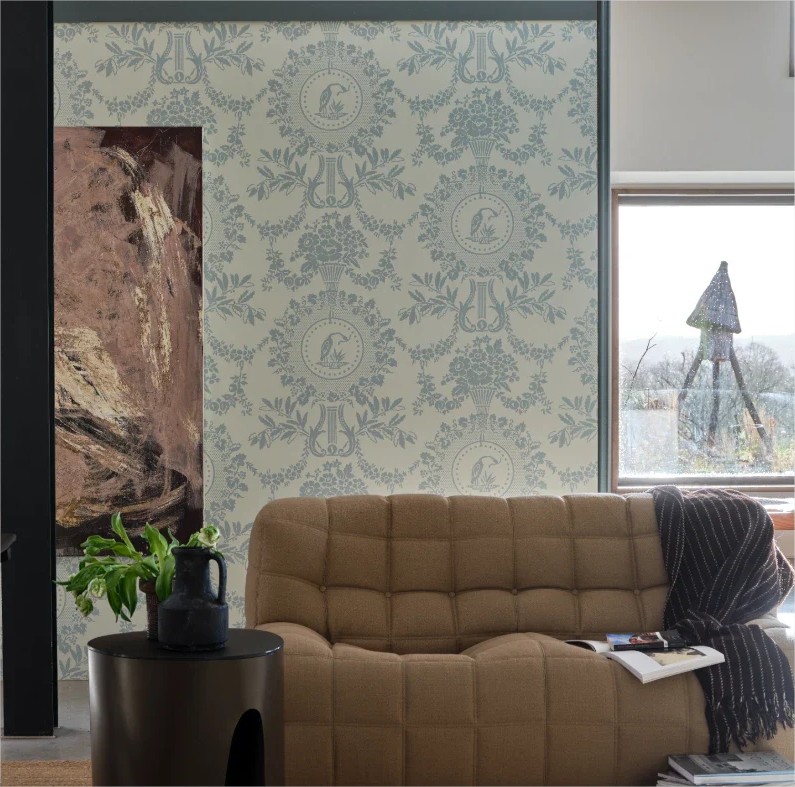 Statement-Wand mit gemusterter Tapete im Wohnzimmer