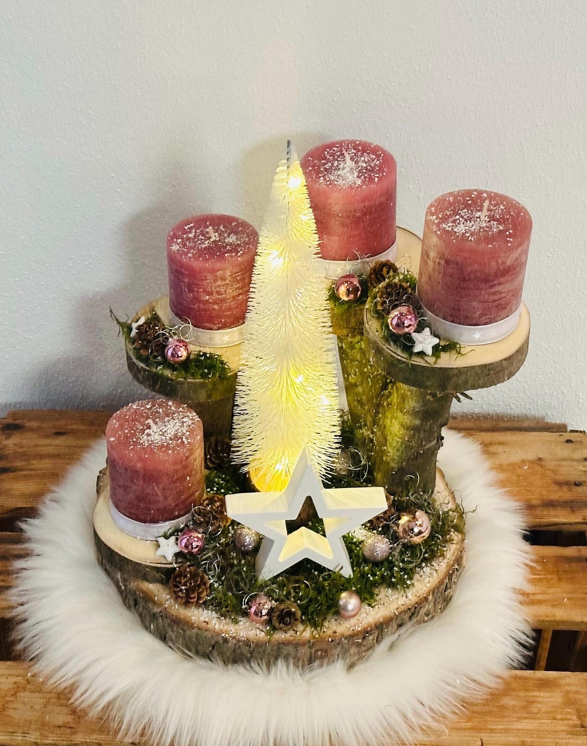 Adventskranz mit LED-Lampe - Weihnachtsdeko mit Holzscheiben 