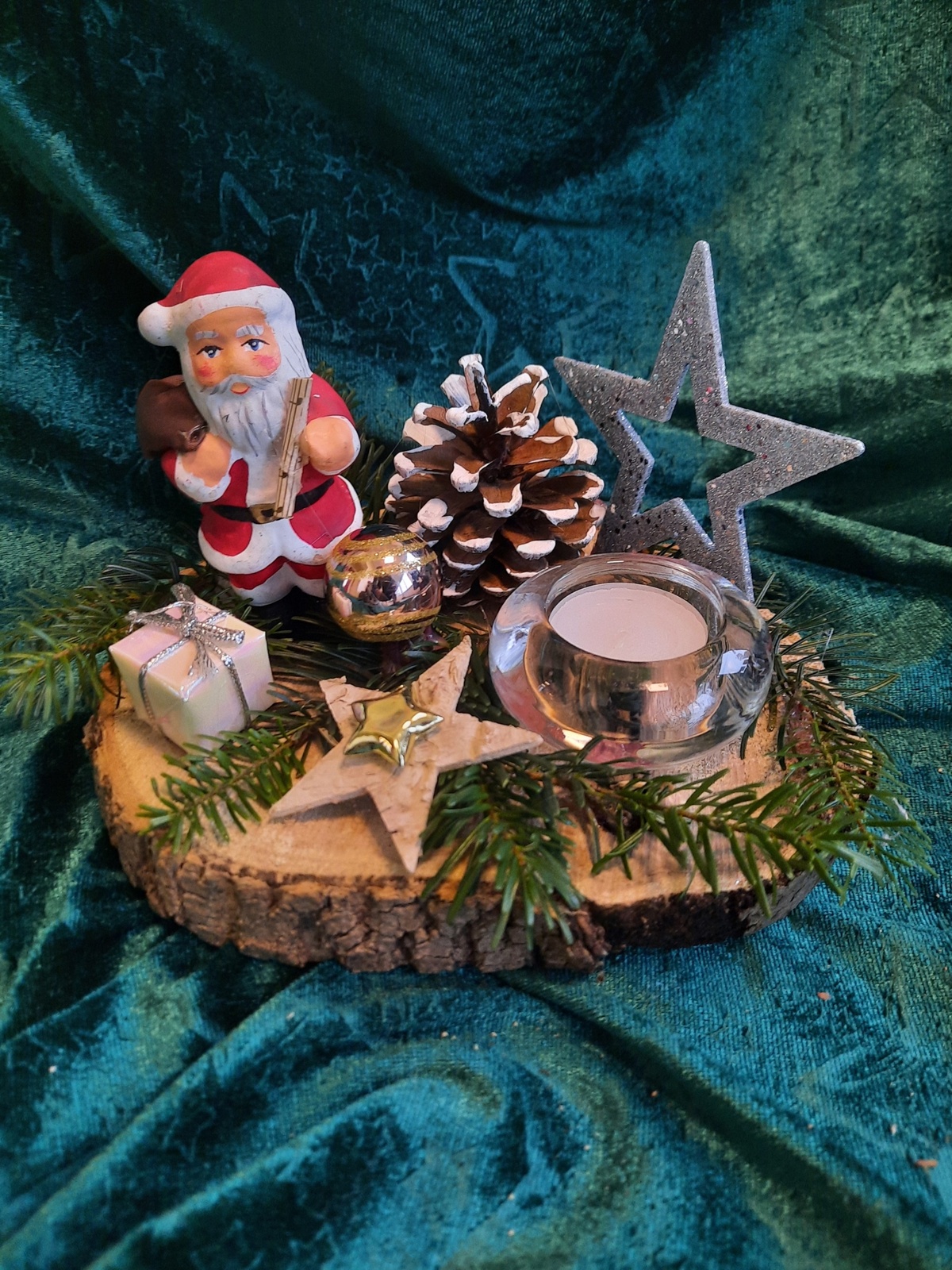 tolles Weihnachtsarrangement auf Holzscheibe 