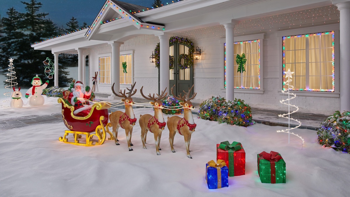 Santa Klaus kommt auf Schlitten - Weihnachtsdeko draußen