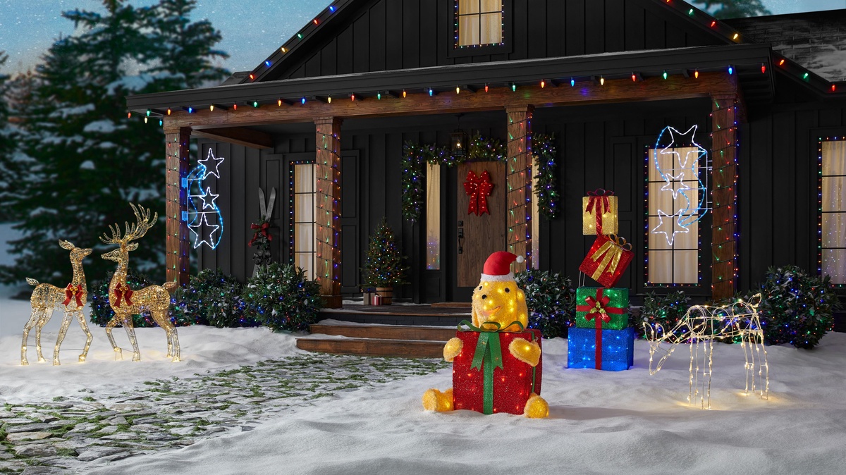 Weihnachtsdeko draußen - tolle Geschenke, Rentieren und Bär