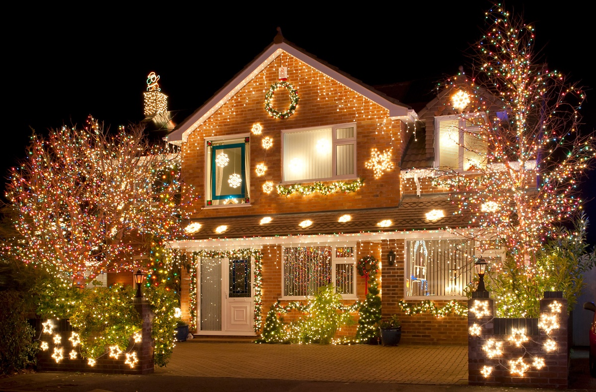 ein Lichtermeer - schöne Weihnachtsdeko aus Lichterketten am Haus