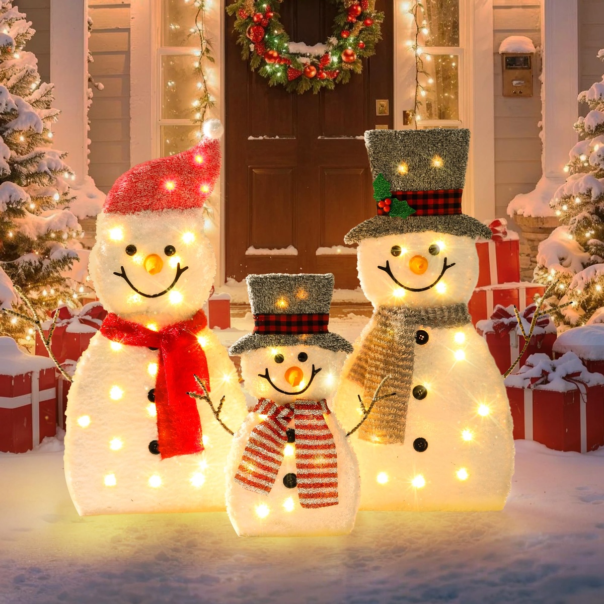 Weihnachtsdeko draußen- drei Schneemänner