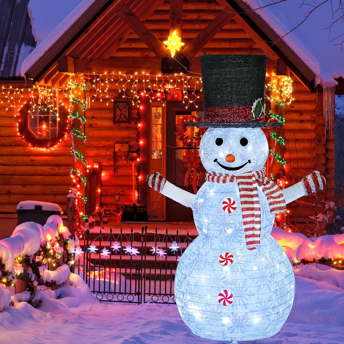 großer leuchtender Schneemann vor einem Landhaus
