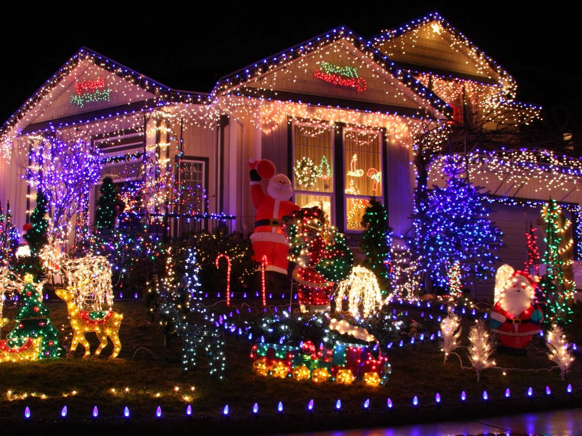 ein Lichermeer am Haus aus Lichterketten und Figuren