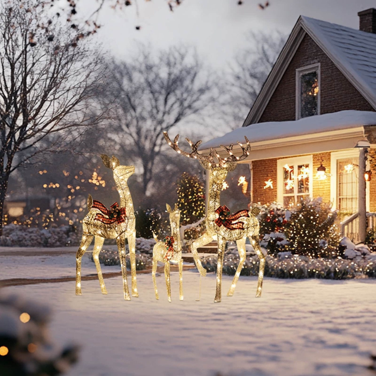 drei leuchtende Rentieren im Vorgarten - ein Blickfang