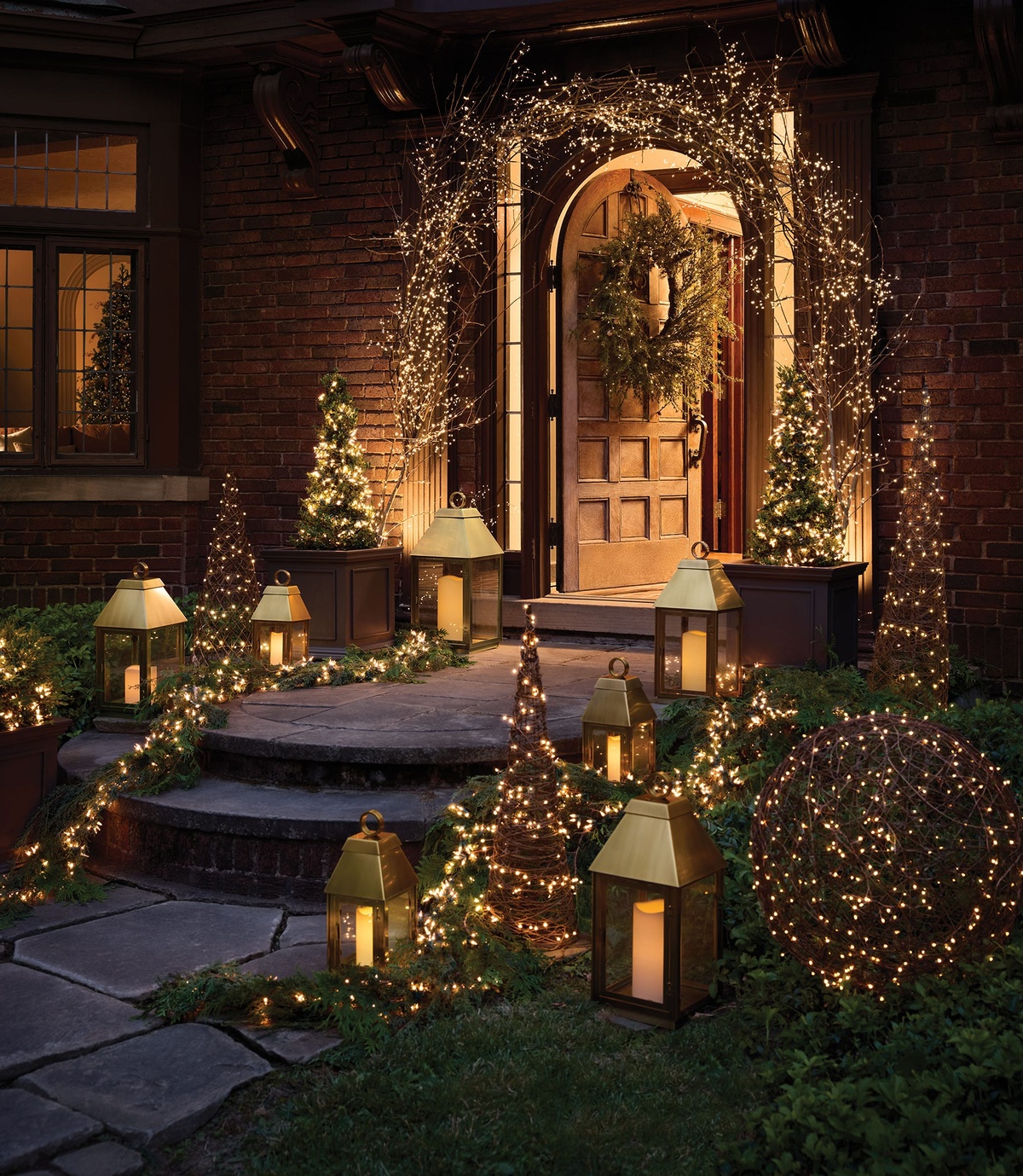 schön beleuchteter und dekorierter Hauseingang